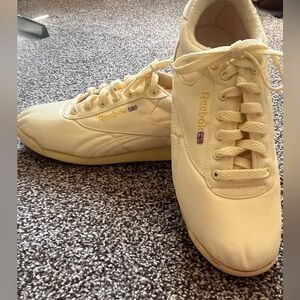 Light yellow- vintage Reebok canvas sneakers